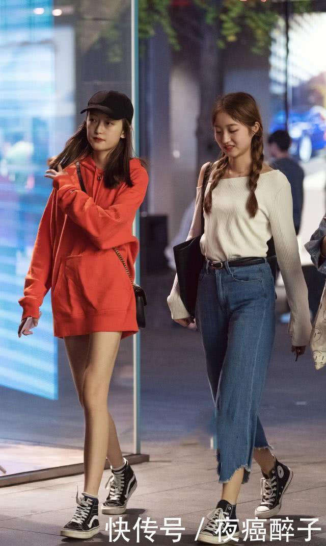 美女@完美展现大长腿，魅力十足，街拍：美女灰色针织裙搭配高跟鞋