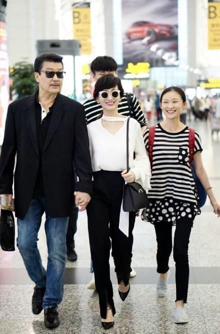 62岁赵雅芝满眼皱纹现身活动，网友：没打针的脸就是真实！