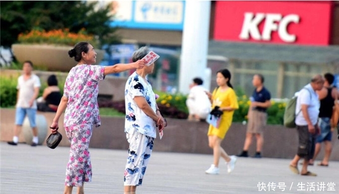 常见的火车站大妈，住一晚只需要30元，这背后到底藏着什么秘密