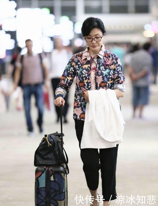 【出了她】著名主持人周涛走机场,印花衬衫配八分裤,素颜出行依然优雅大气