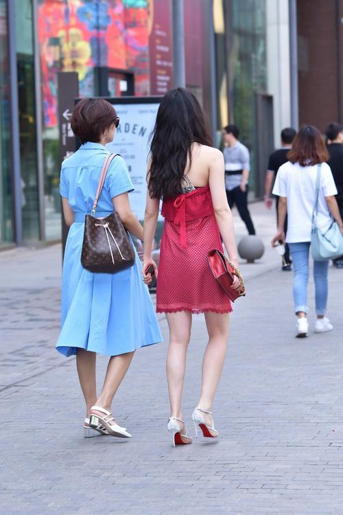 姐妹花出游，一双美腿分外抢镜