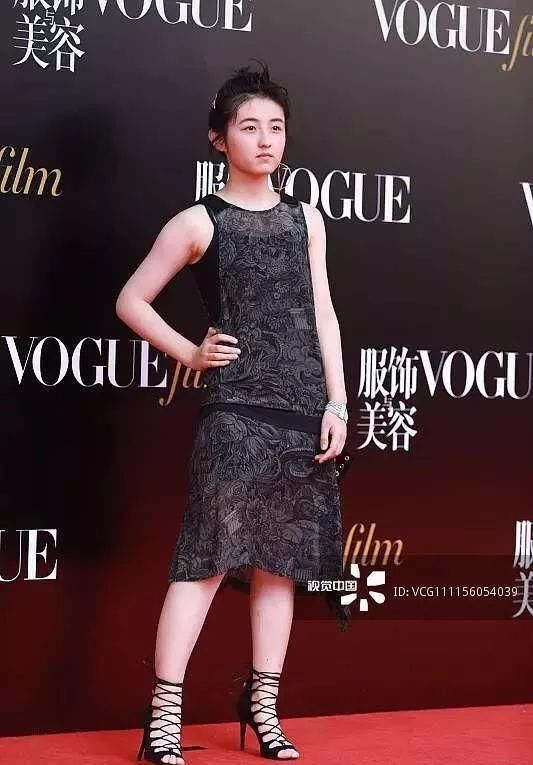 162的张子枫身材五五分,只要这么穿立马变成大长腿,还显年轻