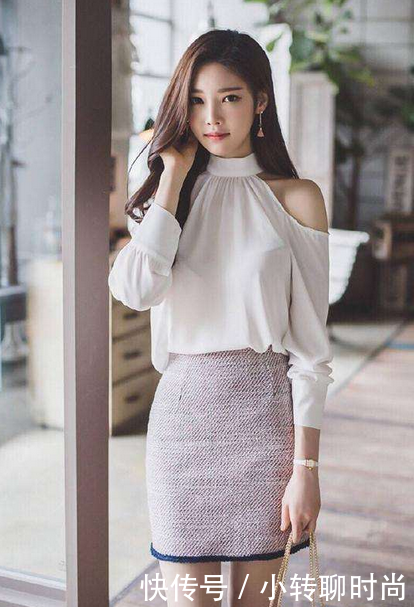 街拍:紧身衣设计给了小姐姐优美迷人身姿!