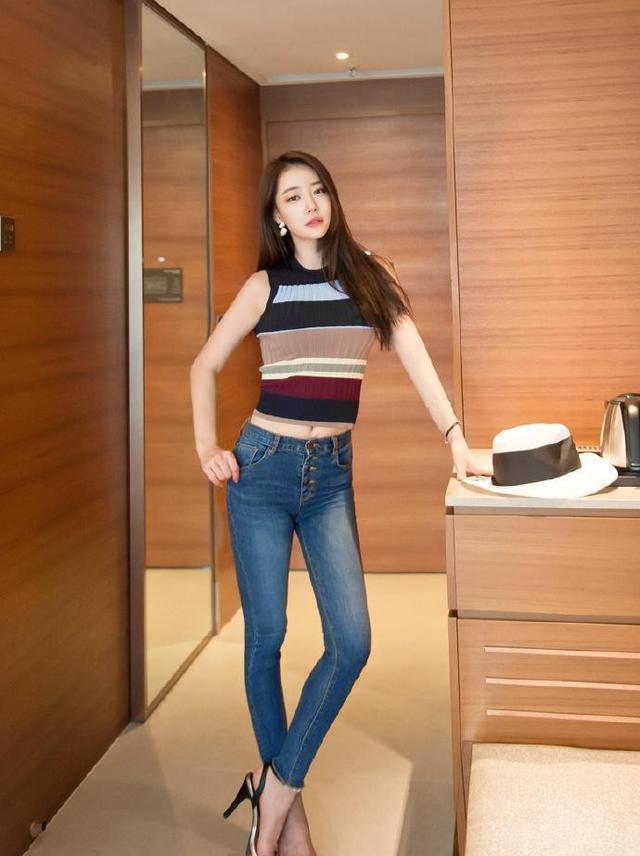 穿牛仔裤的小姐姐，大秀完美的大长腿！