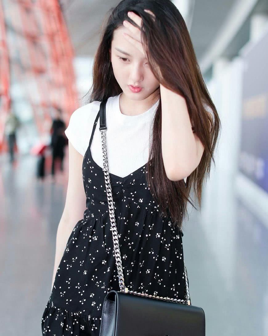 宋祖儿发质差到撩完头发直接换发型,网友:她的嘴实在没美感!