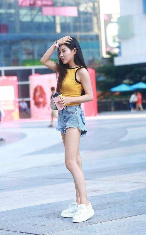 街拍：束身衣配上撕边牛仔热裤，第三位小姐姐是车模