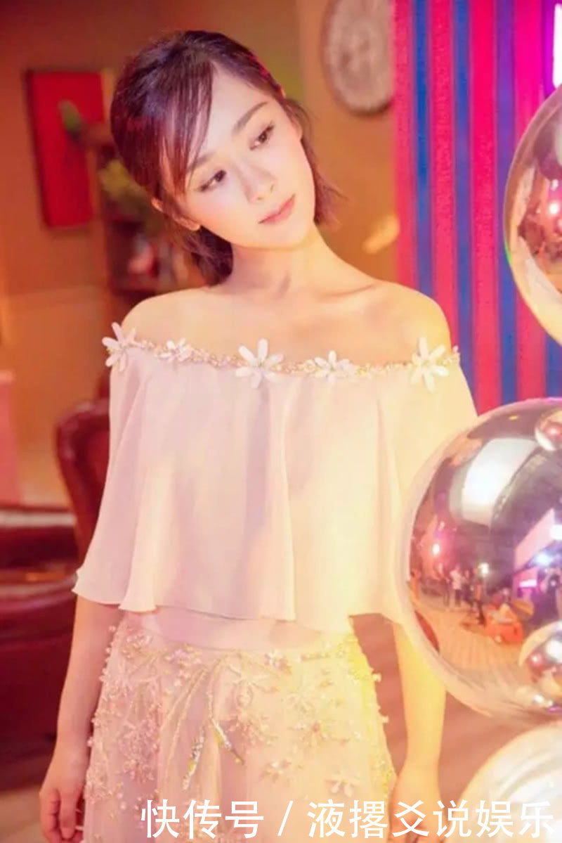 杨紫出席活动，身穿粉色礼服，尽显纤细身材，时尚感满满