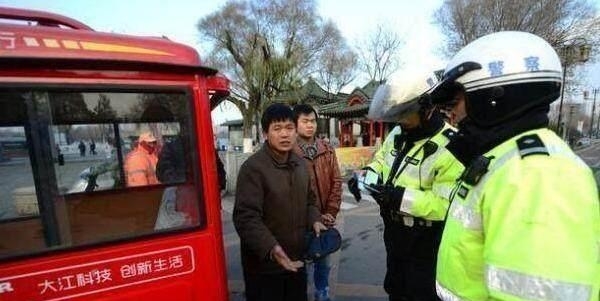 农村禁摩后再限电车，农民出行犯难，专家给3个建议，老农直摇头