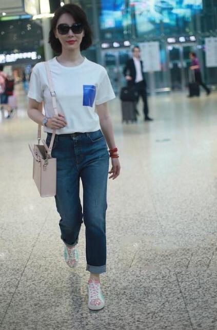 41岁陈数白T搭牛仔裤, 简装就穿出知性时尚风, 网友: 只有20岁吧