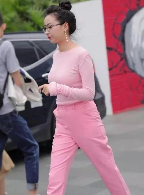  【美女】潮范儿女神来了，街拍：月貌花容的美女，一件深色背心配黑色热裤，青春靓丽气质范