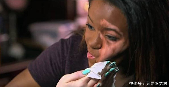 女孩每天坚持化妆，朋友好奇强迫她卸妆，看到素颜大家不知所措！