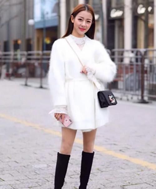  『美女』街拍：清纯可人的美女，一条白色的连衣裙，时尚美丽大方气质