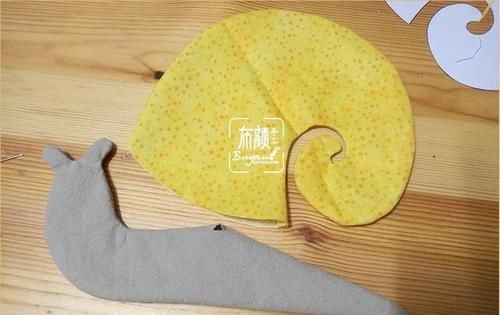 「布艺」一小块花布就能做玩偶,布艺蜗牛玩偶,做抱枕好舒服,附教程