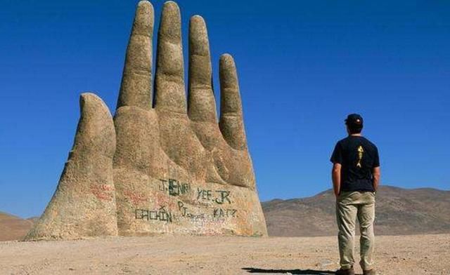 世界真正的五指山，号称为是沙漠之手，却被游客写满到此一游