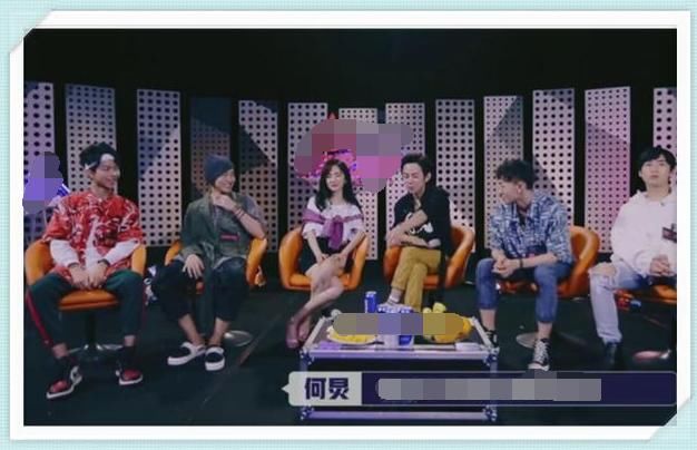 看了杨幂的坐姿，再看看林志玲，网友：优雅和粗俗的差距一目了然