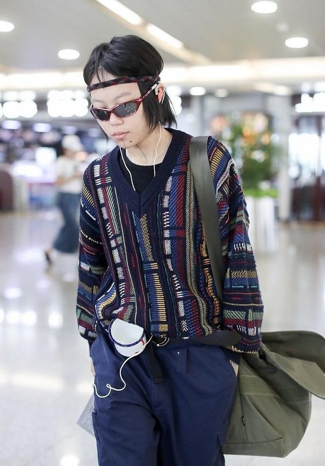 窦靖童背着瓷缸频频出镜，网友:欣赏不了你的穷酸范儿!