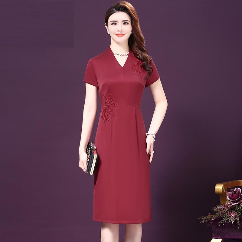 中秋弟弟结婚，老妈穿欧式“红酒裙出席，端庄优雅，美的惊艳四方