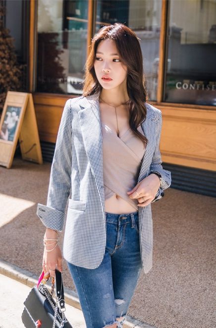 简洁搭配的牛仔裤姑娘，身材曼妙有型，更显年轻靓丽！