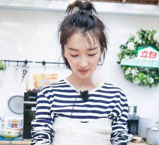 三千块的束胸衣, 让周冬雨穿的尴尬无比, 连黄晓明都问这穿的是啥