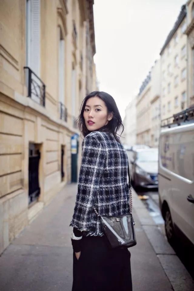 昨天的塑料袋你爱搭不理，今天的塑料袋只有时髦女孩看得起