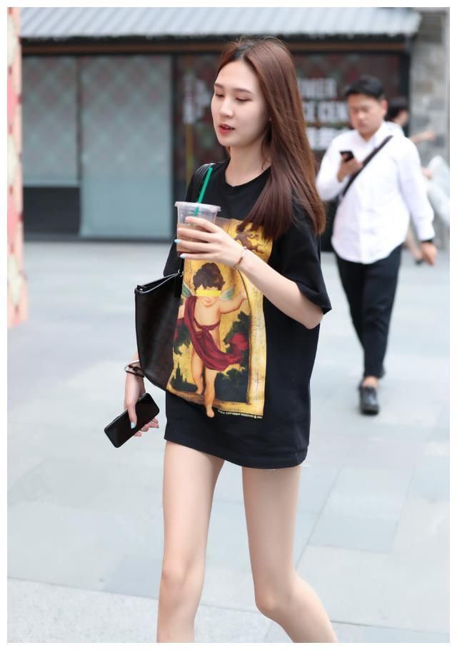 街拍:图1性感吊带连衣裙，图2清纯学院风穿搭，图3简约大气套装