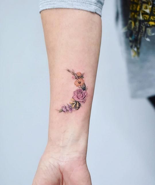 性感又充满魅力的花卉纹身，漂亮小姐姐们最爱的纹身图案!