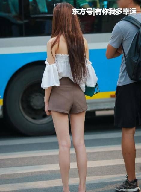「 美女」堪比模特，街拍：美女穿一字肩大秀身材