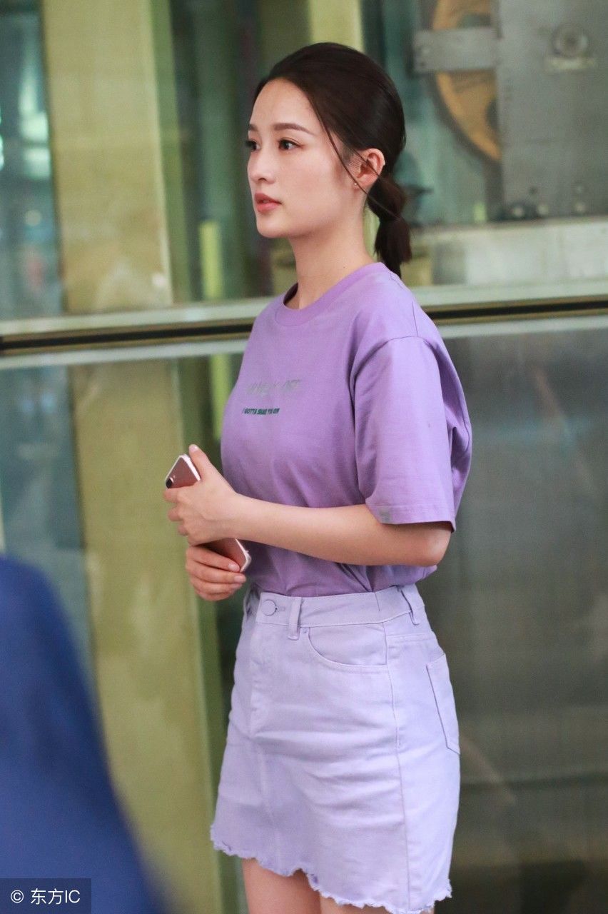 李沁现身机场，紫色T恤配短裙，清新甜美，墨绿色的鞋子实力抢镜