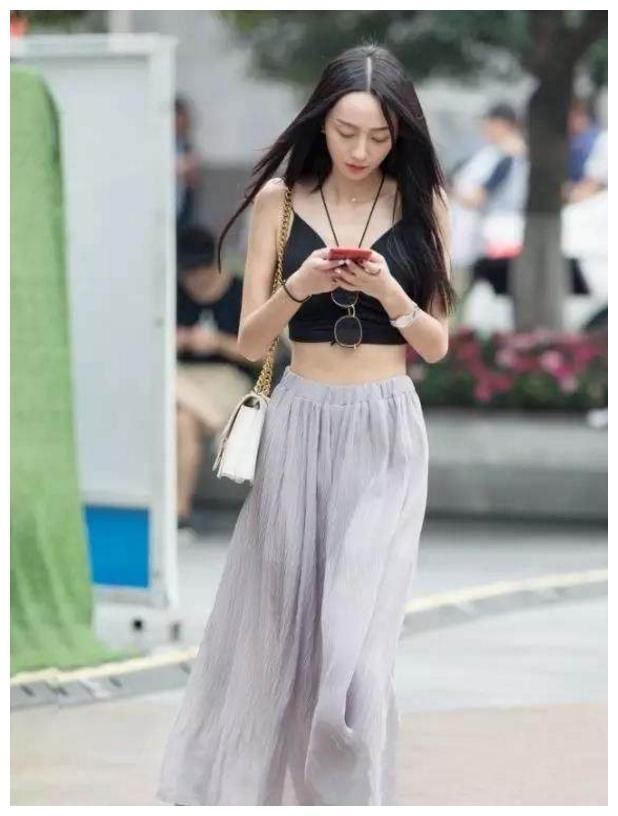 街拍：图1短裤清凉，图5曲线玲珑，图8连衣裙白皙精致