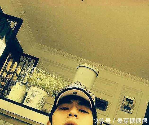 邓伦生活照曝出，和在戏中看得真是判若两人，竟还能笑出法令纹！