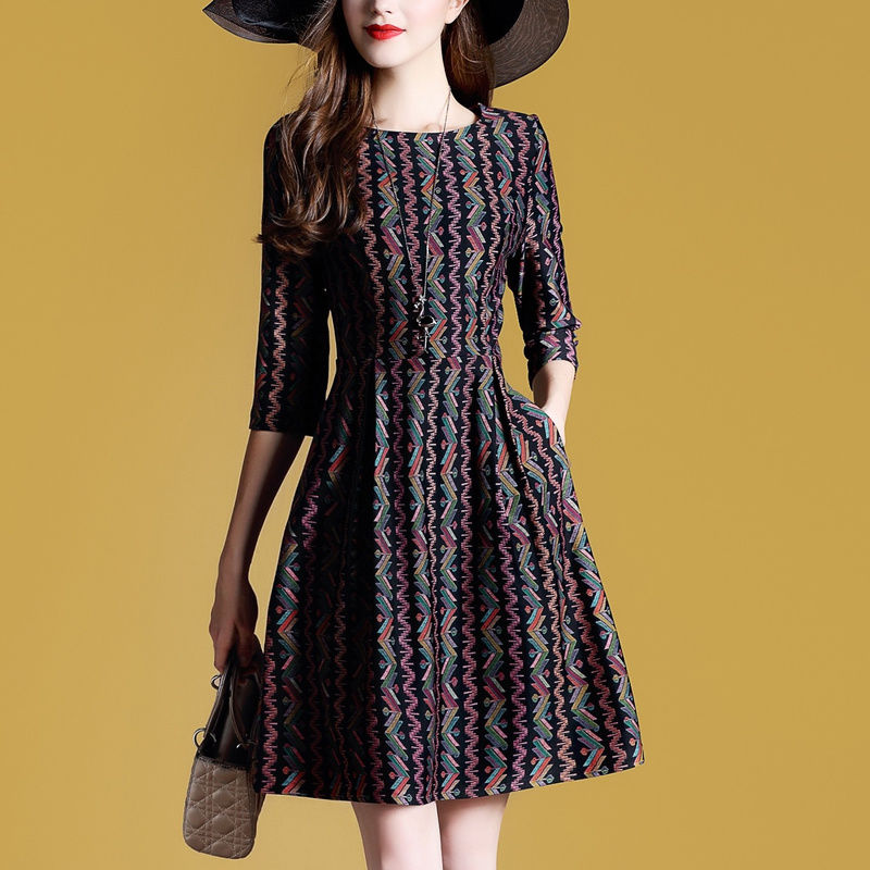 女人过了35，尽量少穿小脚裤出门，试试时髦的秋裙，洋气嫩美爆