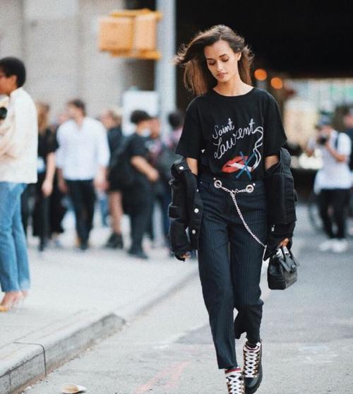 还记得那个扶起奚梦瑶的巴西维密天使么 人美心善