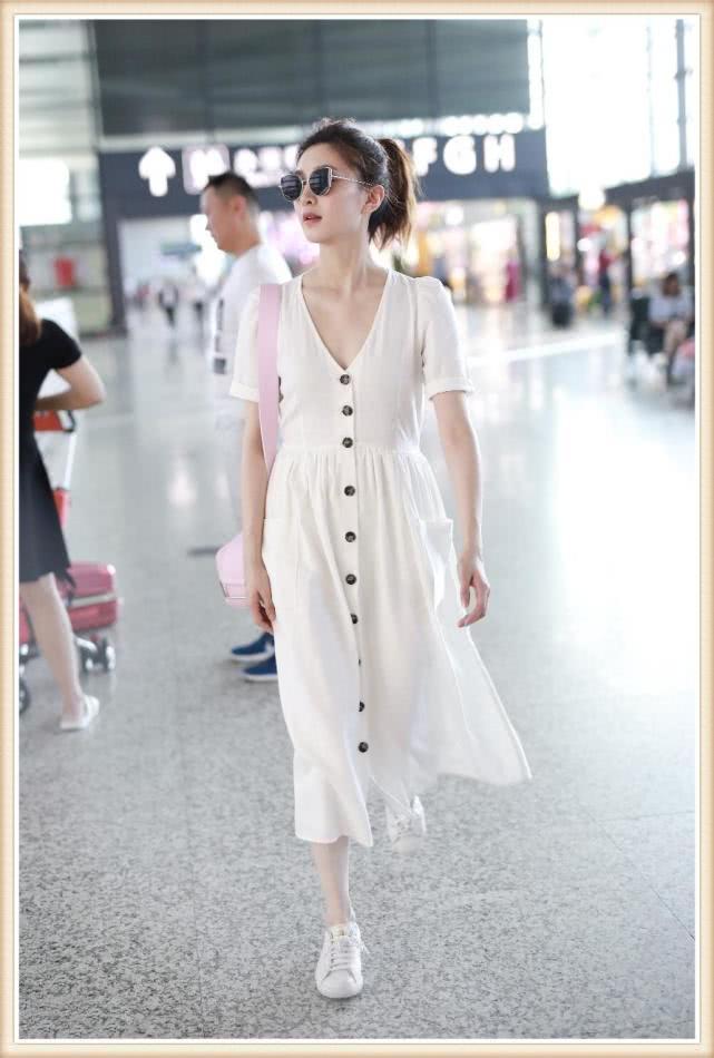 刘雯堪称最保守超模！小白裙里套裤子走机场，江疏影都比她放得开
