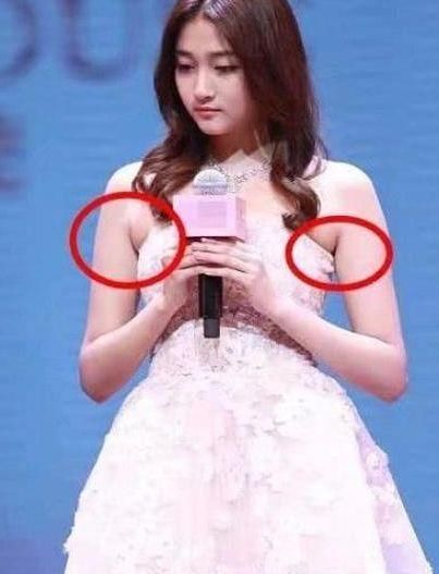 关晓彤和热巴同穿粉色裙子，关晓彤被秒杀，和热巴撞衫没好下场