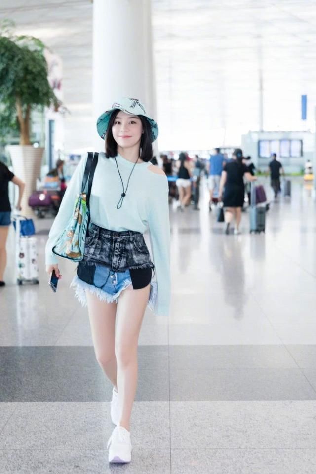 袁姗姗太猛了!这么窄的短裤也能一次穿两条,网友:90斤没白瘦!