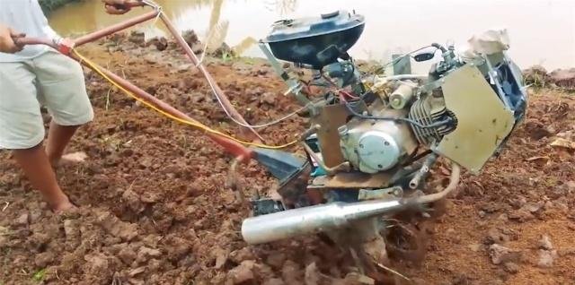 外国小伙发明“摩托车”松土机，一天松土6亩地，成本300元