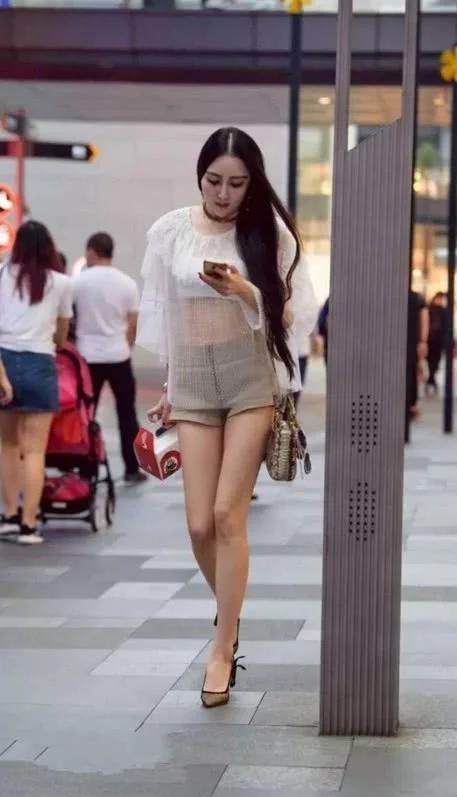 街拍，筷子腿小姐姐，身穿蕾丝衣服仙气十足，路人纷纷回头