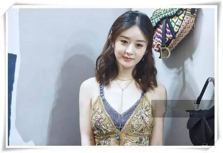 赵丽颖这是垫了多少层海绵？吊带裙都藏不住了，网友：大饱眼福！