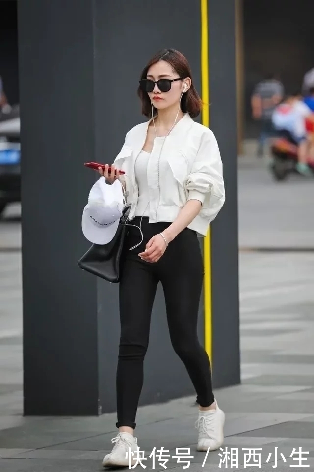 街拍：面容秀气的短发美女，紧身裤搭配宽松时尚上衣，戴着墨镜很