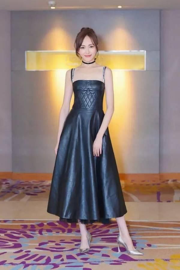 唐嫣用西装遮住裙子，胯部以下全是腿，网友：罗晋也能忍吗？