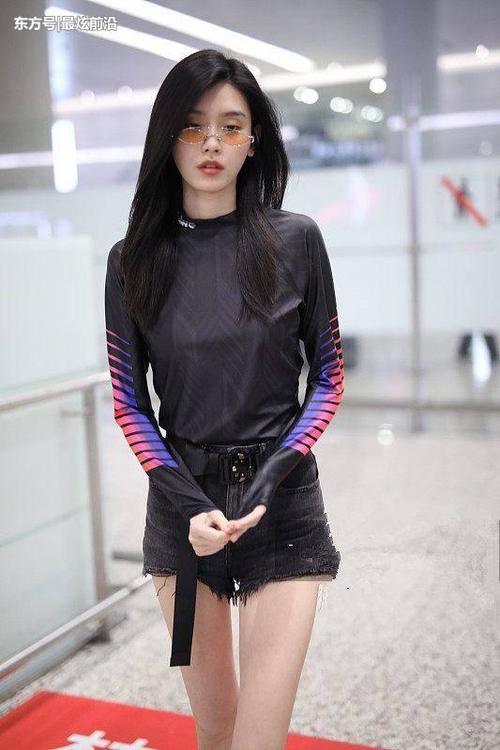奚梦瑶到底有多瘦？这么窄的短裤都穿不满，网友：有没有100斤