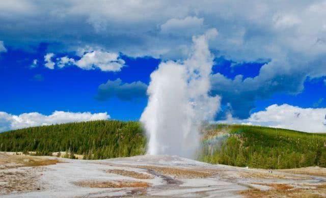 网红拍旅行打卡照被抓，游客喷泉旁被烧得面目全非：用生命换来的