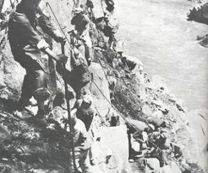 中国这座大桥不许停车不许拍照，战士融进水泥里，常年有官兵驻守