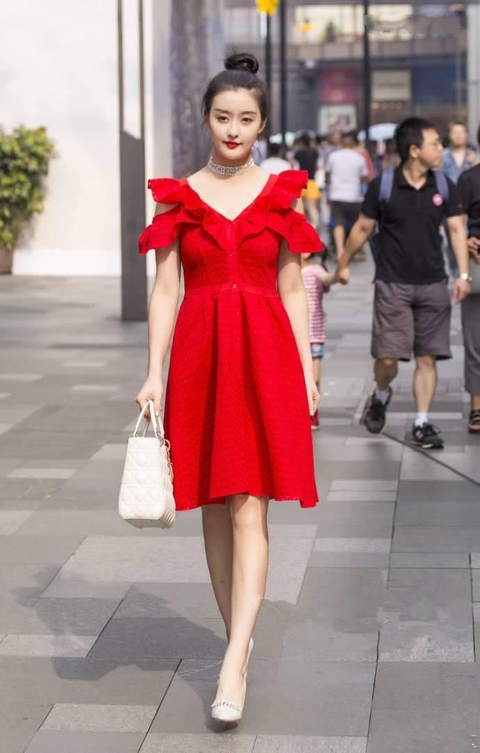 街拍:大街上的美女,多少都是需要装饰,精雕细琢的。