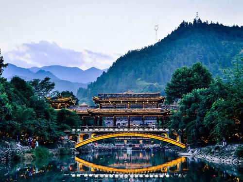 世界第一高楼瀑布：大楼外悬挂了一条百米瀑布，十分壮美