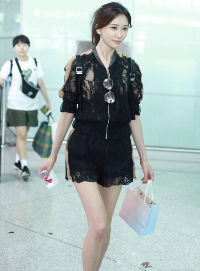 44岁林志玲还玩少女风，牛仔裙上披薄纱，年轻的不止一点点啊!