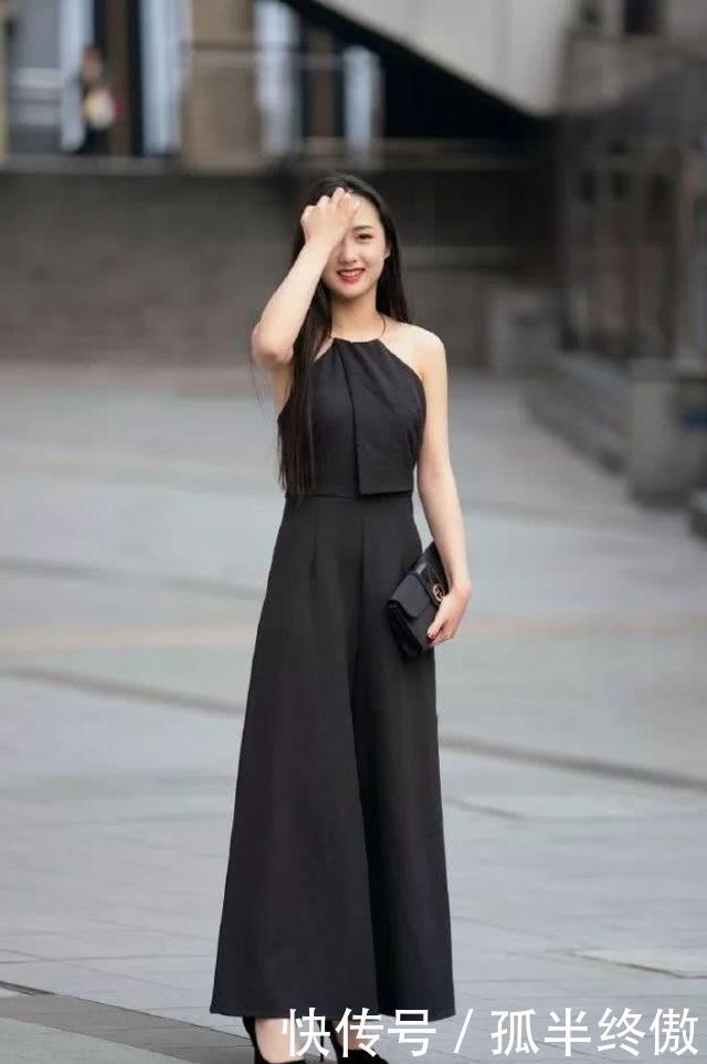 设计■路人街拍:美女穿着一件挂脖的连衣裙,看着十分清凉