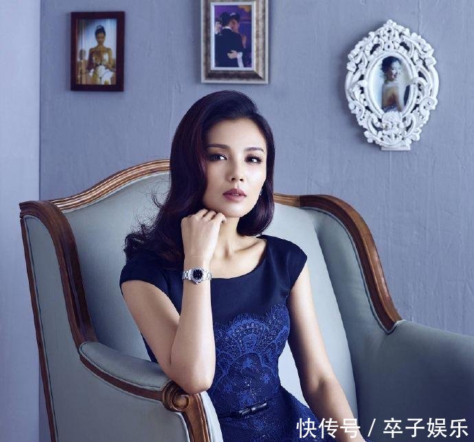 40岁刘涛真疯狂, 这么紧的黑裙也要硬穿, 一走路时就尴尬了!