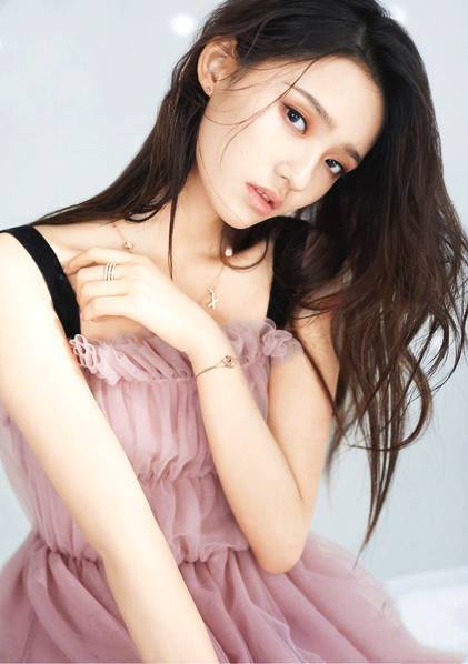 林允粉色纱裙仙气满满 秀香肩眼神忧郁惹人怜爱