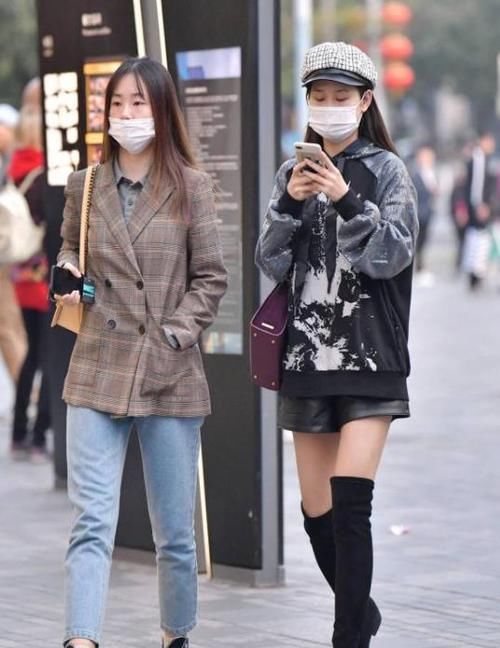  『软玉温香』街拍：软玉温香的美女，一件白色上衣配灰色短裙，时尚优雅气质